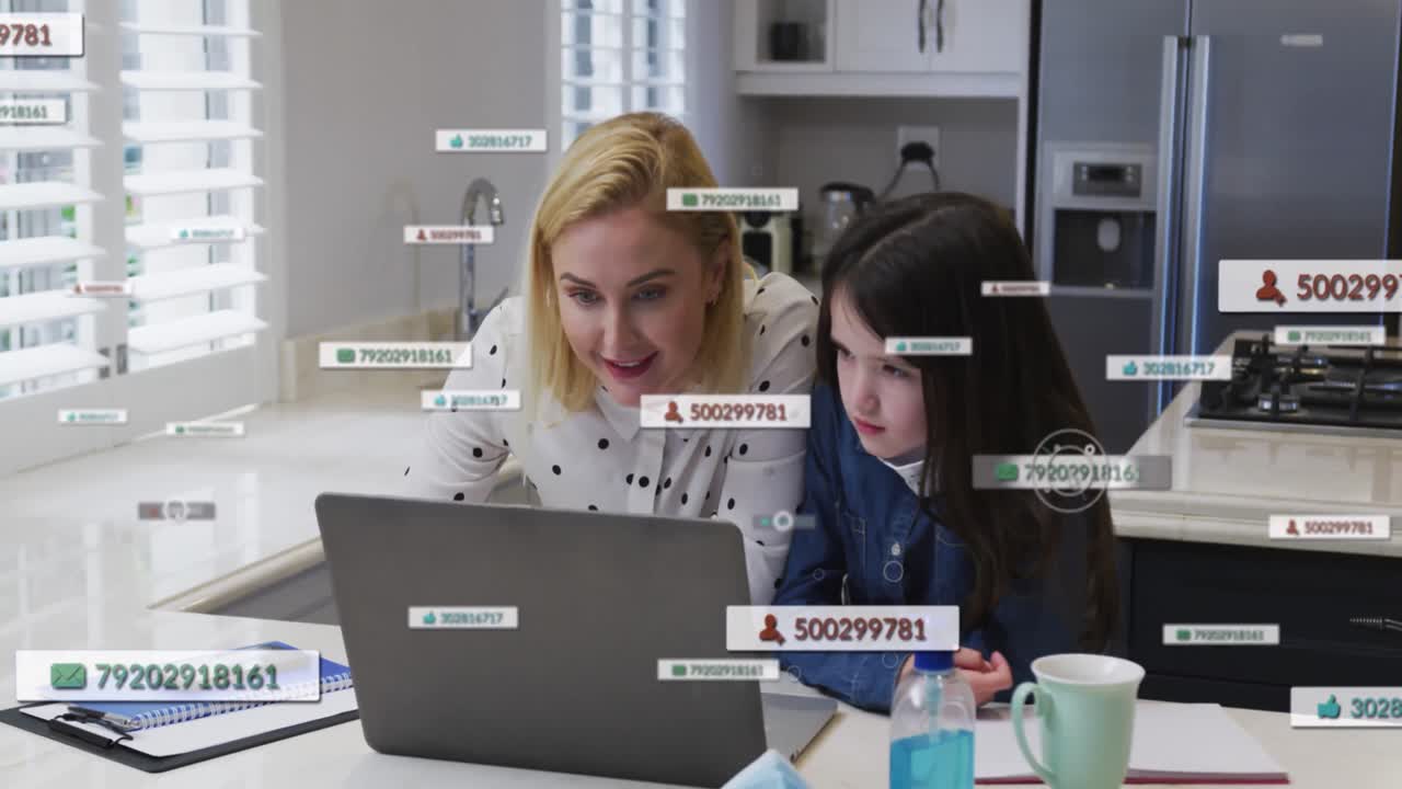 animación de texto e iconos de redes sociales sobre una madre y una hija caucásicas que usan una computadora portátil en casa