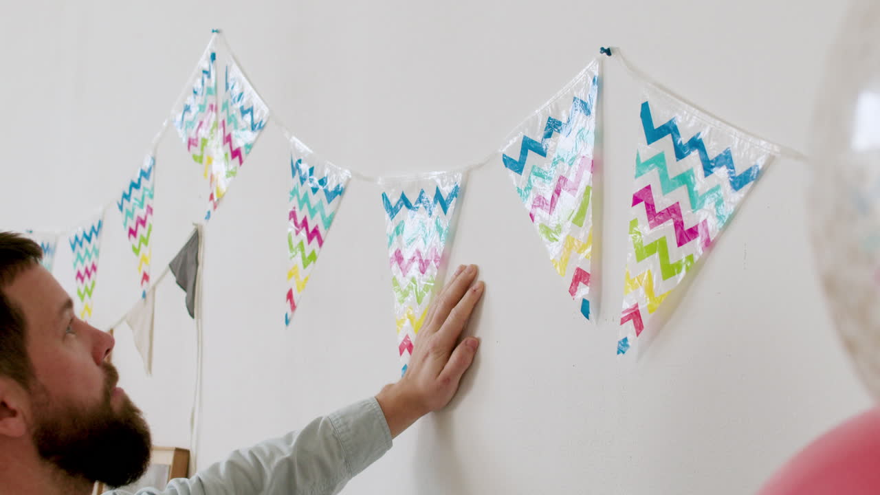 집을 장식하는 남자