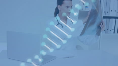 animación de la cadena de adn sobre una doctora que sostiene una fotografía de rayos x