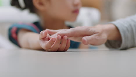 de cerca niña pequeña sosteniendo la mano de la abuela mostrando afecto amoroso niño mostrando compasión por la abuela disfrutando de la unión con la nieta concepto de familia 4k imágenes