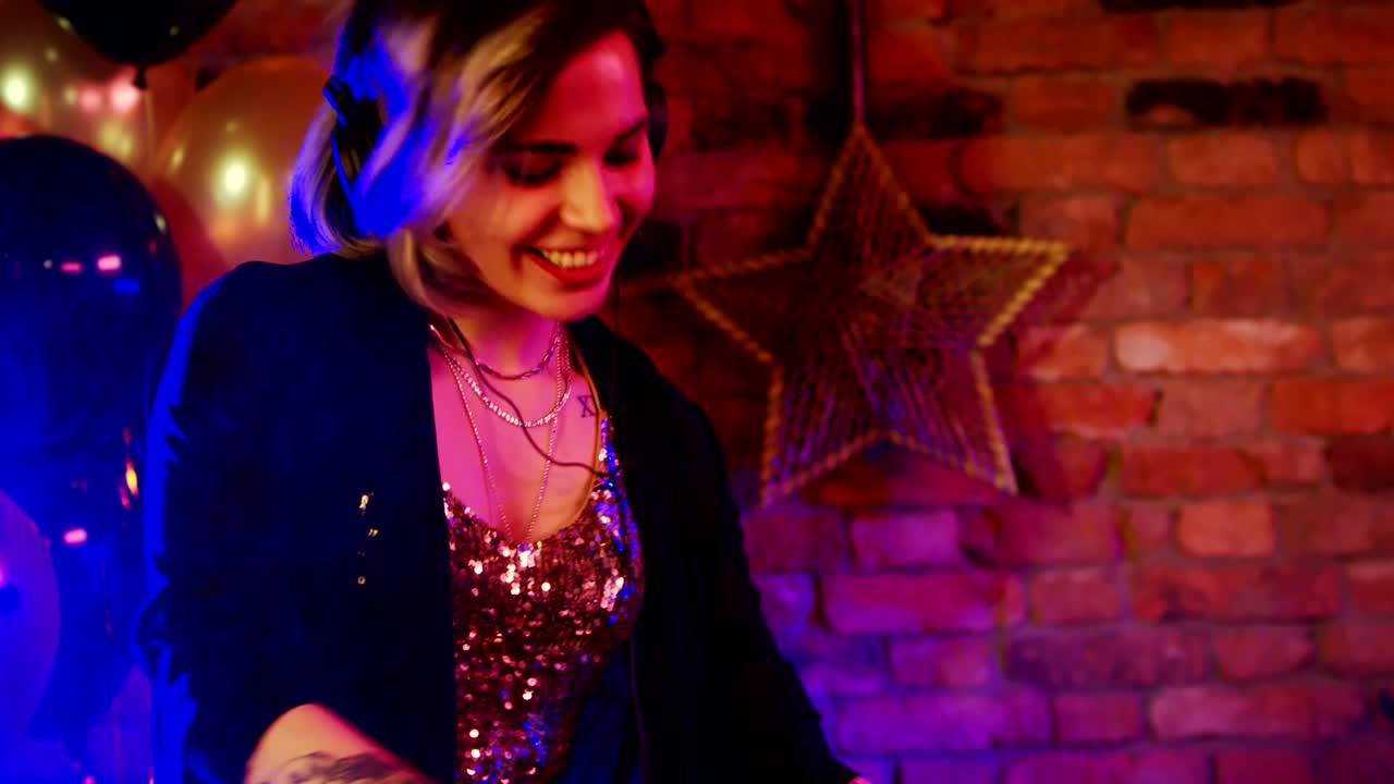 dj chica tocando en un club nocturno