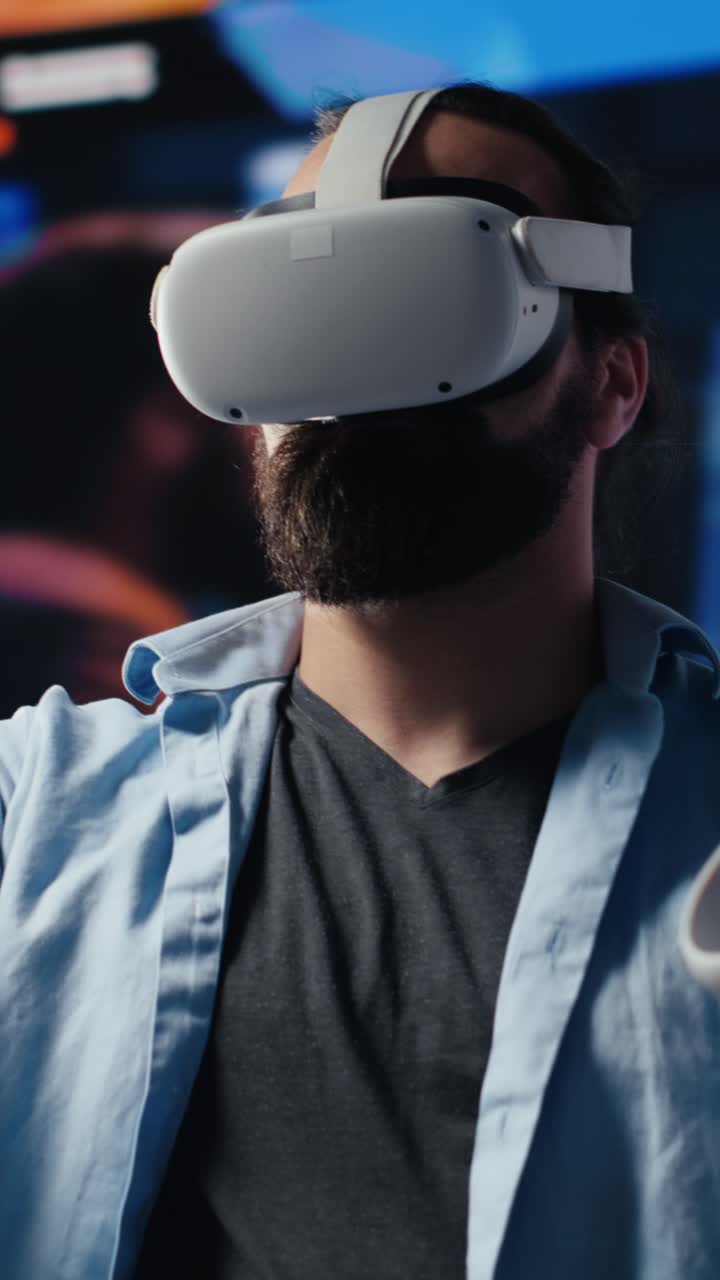 Video verticale: Persona high-tech che usa un visore per la realtà virtuale per un web design 3D