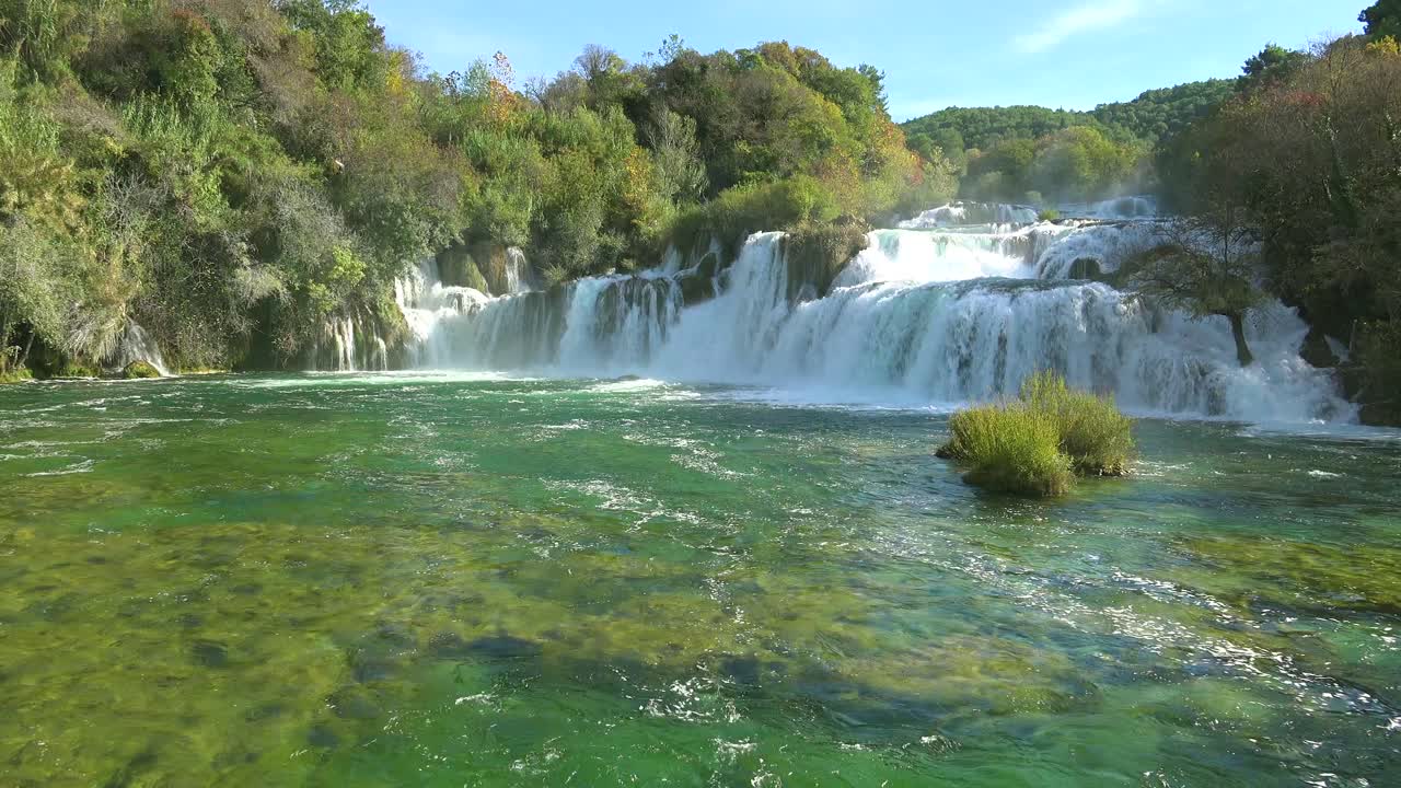 hermosas cascadas embravecidas fluyen a través de las montañas de croacia 4