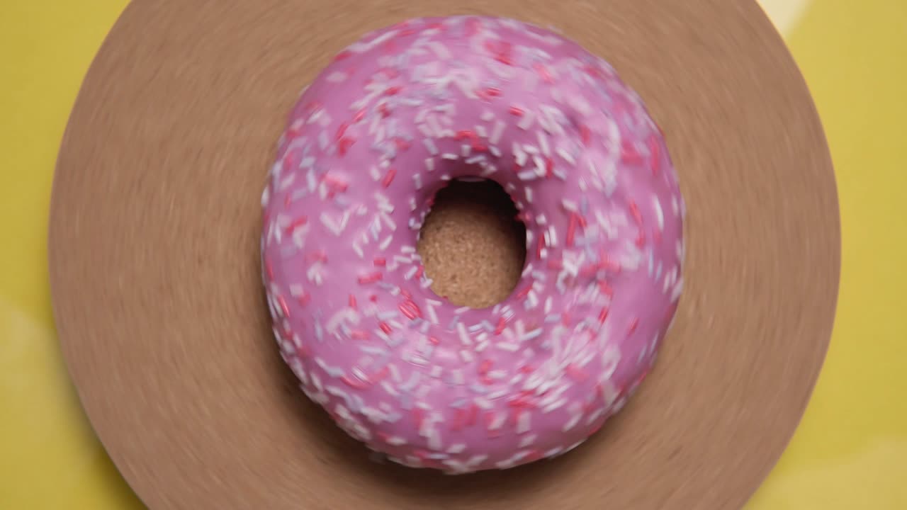 rosado donut primer plano de la vista giratoria desde la parte superior