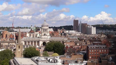 imágenes de drones de bajo ángulo del centro de la ciudad de nottingham en inglaterra en un día soleado