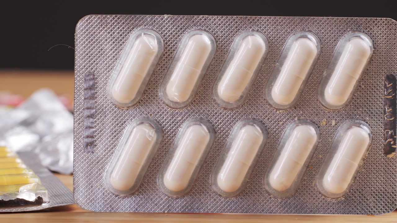 Primo piano di capsule bianche in un blister
