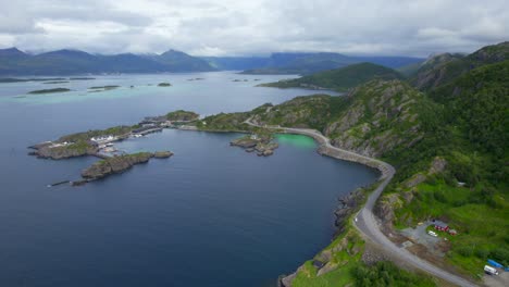 Toma-Aérea-De-Reenvío-De-Hamn-En-La-Isla-Senja-Durante-El-Verano,-Día-Nublado