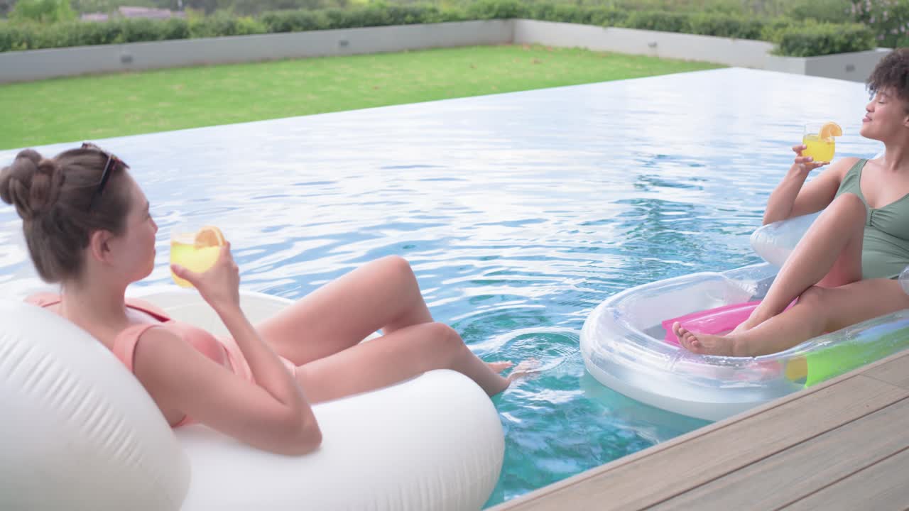 Sonniger Tag animiert diverse Freundinnen in Badekleidung, die mit gelben Tassen auf Pool-Schwimmmatratzen anstoßen und sich entspannen.