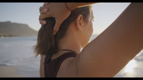 ejercicio, fitness y mujer cansada en la playa durante