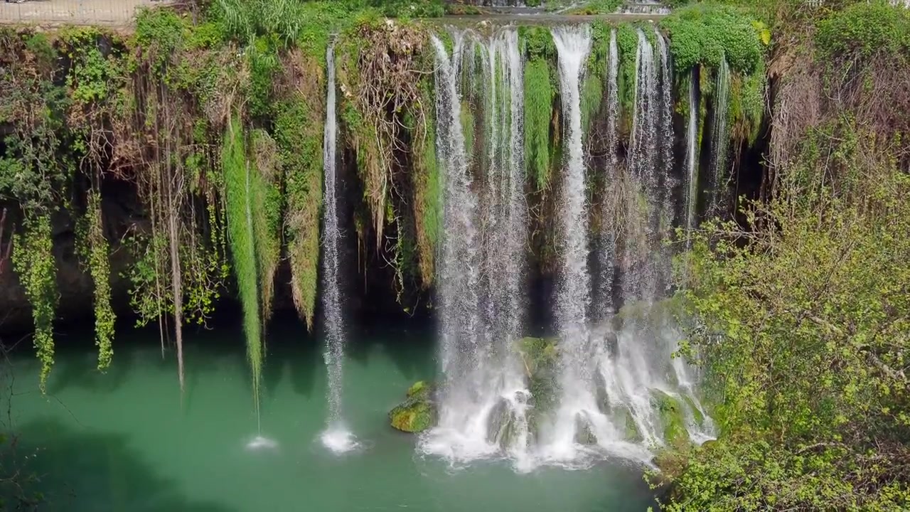 Cascata suggestiva che si getta in una pozza turchese
