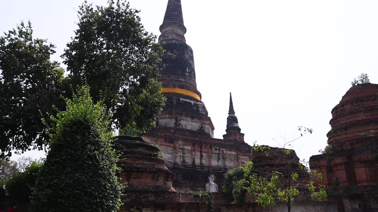 turistas que visitan las ruinas históricas del templo en ayutthaya