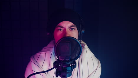 hombre grabando música en un estudio