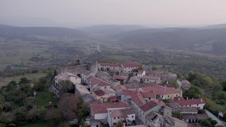 Tramonto su Boljun che evidenzia la Chiesa di San Giorgio e le colline, Croazia