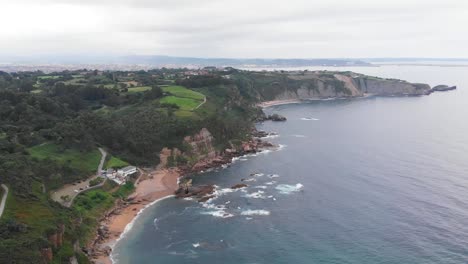 Toma-Aérea-De-Una-Hermosa-Costa-Con-Mucho-Verde