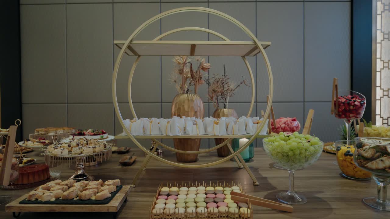 럭셔리 디저트 테이블 설정과 맛있는 페이스트리와 활기찬 과일, 우아한 장식