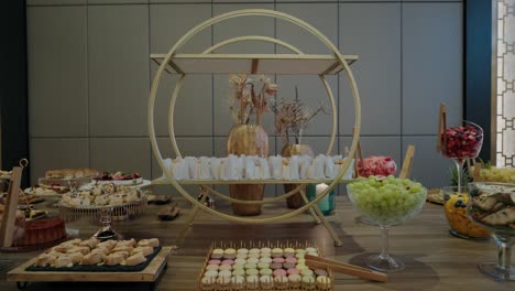 configuración de mesa de postre de lujo con pasteles gourmet y frutas vibrantes, decoración elegante