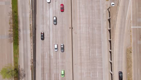 vista aérea sobre los autos en la carretera estatal de texas spur 366, en la soleada dallas, ee.uu. - ojo de pájaro, disparo de drones