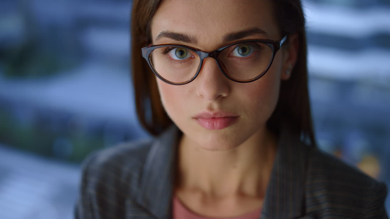 mulher de negócios séria de perto, rosto de mulher pensativa.