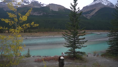 Parte-Posterior-De-Una-Excursionista-Por-El-Río-Alpino-Glacial-En-El-Desierto-De-Canadá