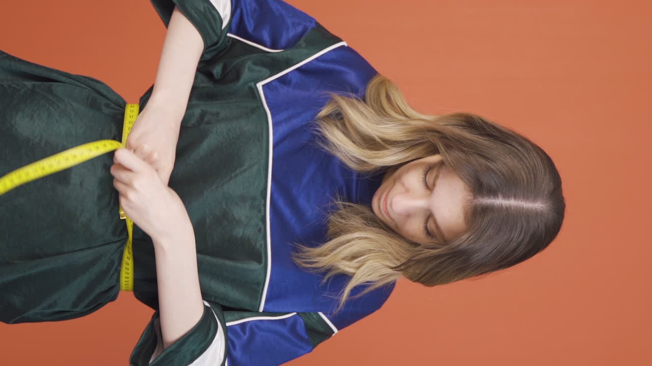 vídeo vertical de la joven que está insatisfecha con su peso.