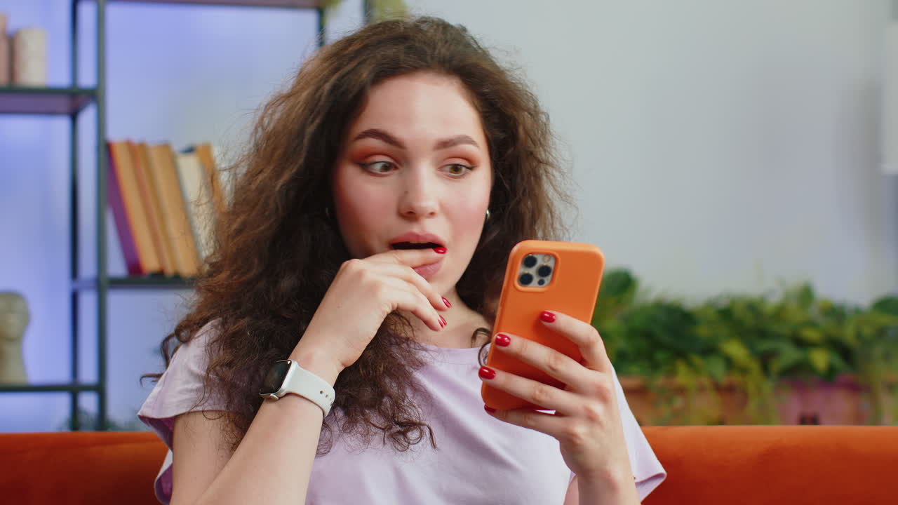 젊은 여성이 스마트폰을 사용하여 복권에서 우승을 축하합니다. 목표 달성, 좋은 소식, 승리