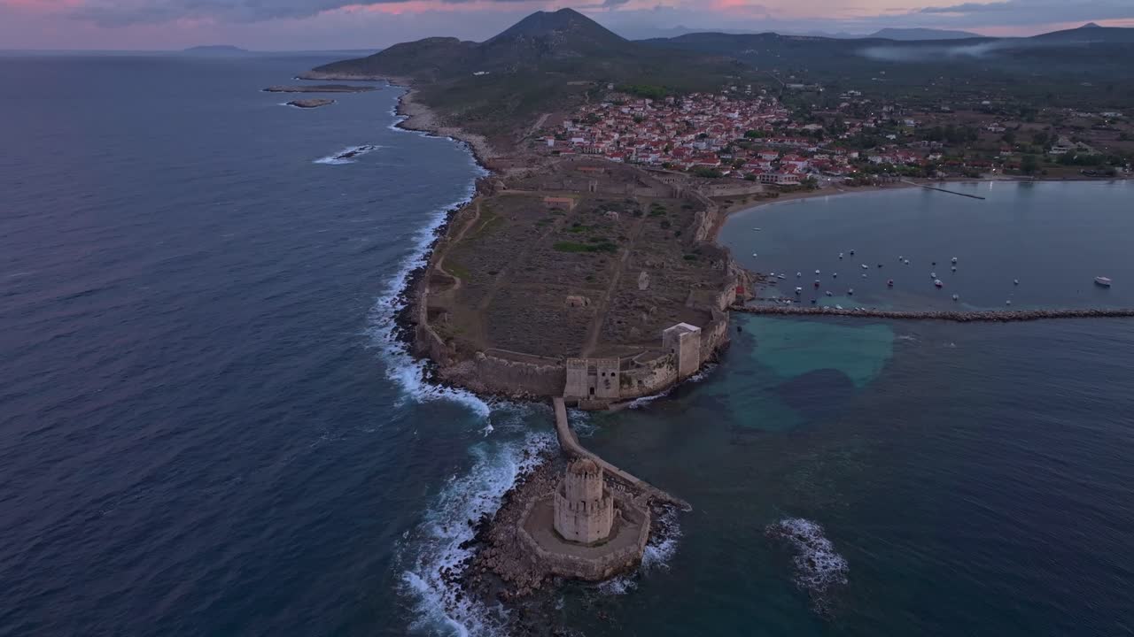 Vista aerea della fortezza medievale di Methoni e del mare all'alba, Grecia
