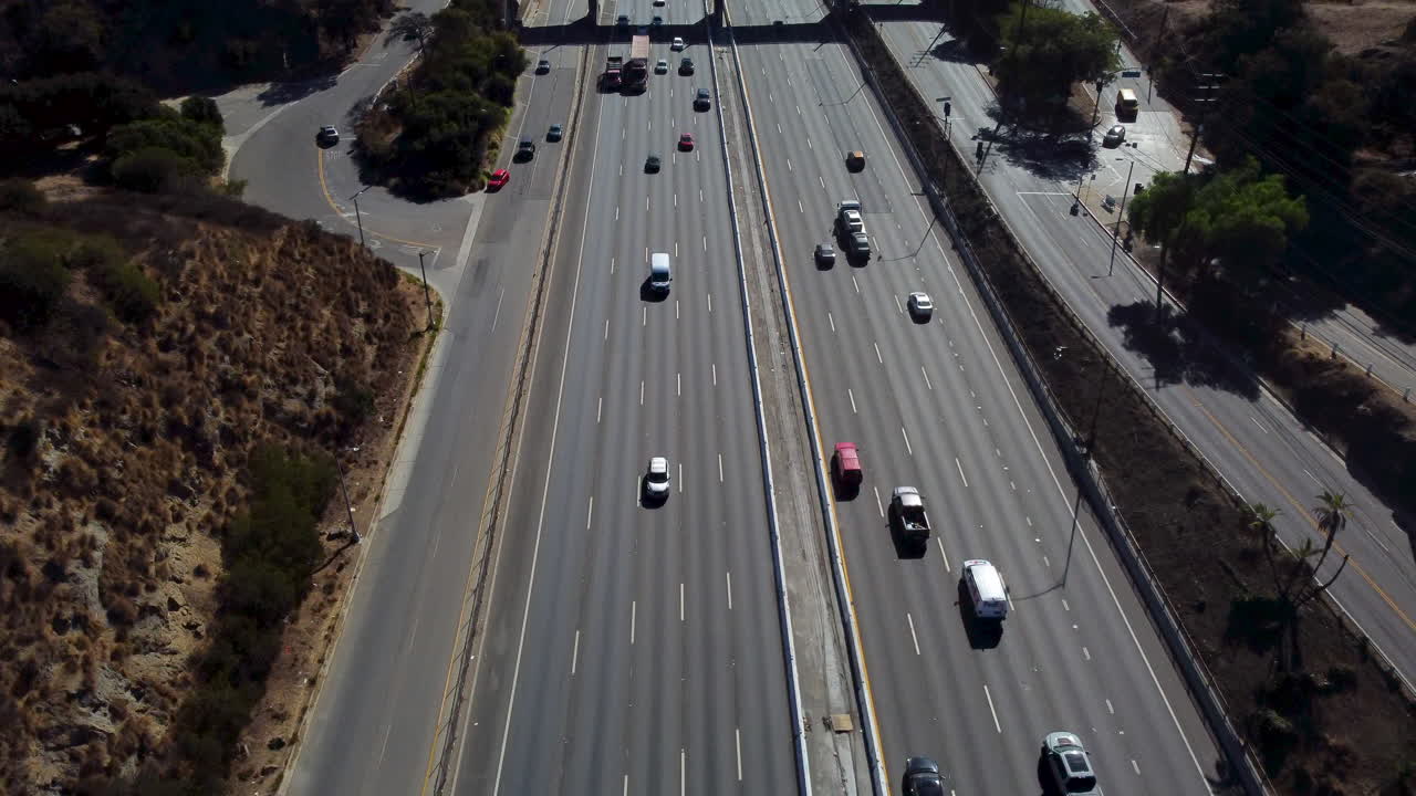 Los Angeles Autostrada 101, ripresa aerea con drone, inquadratura ampia