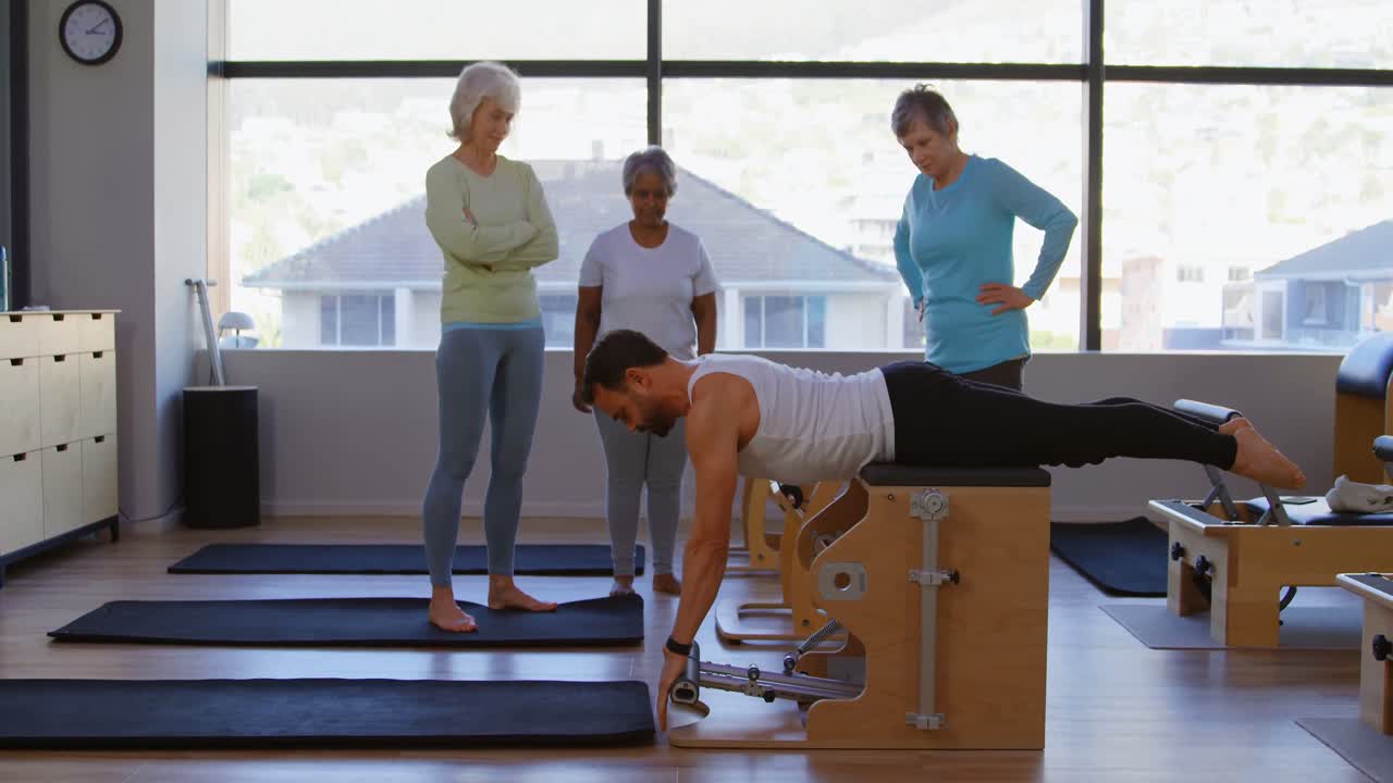 entrenador haciendo yoga 4k