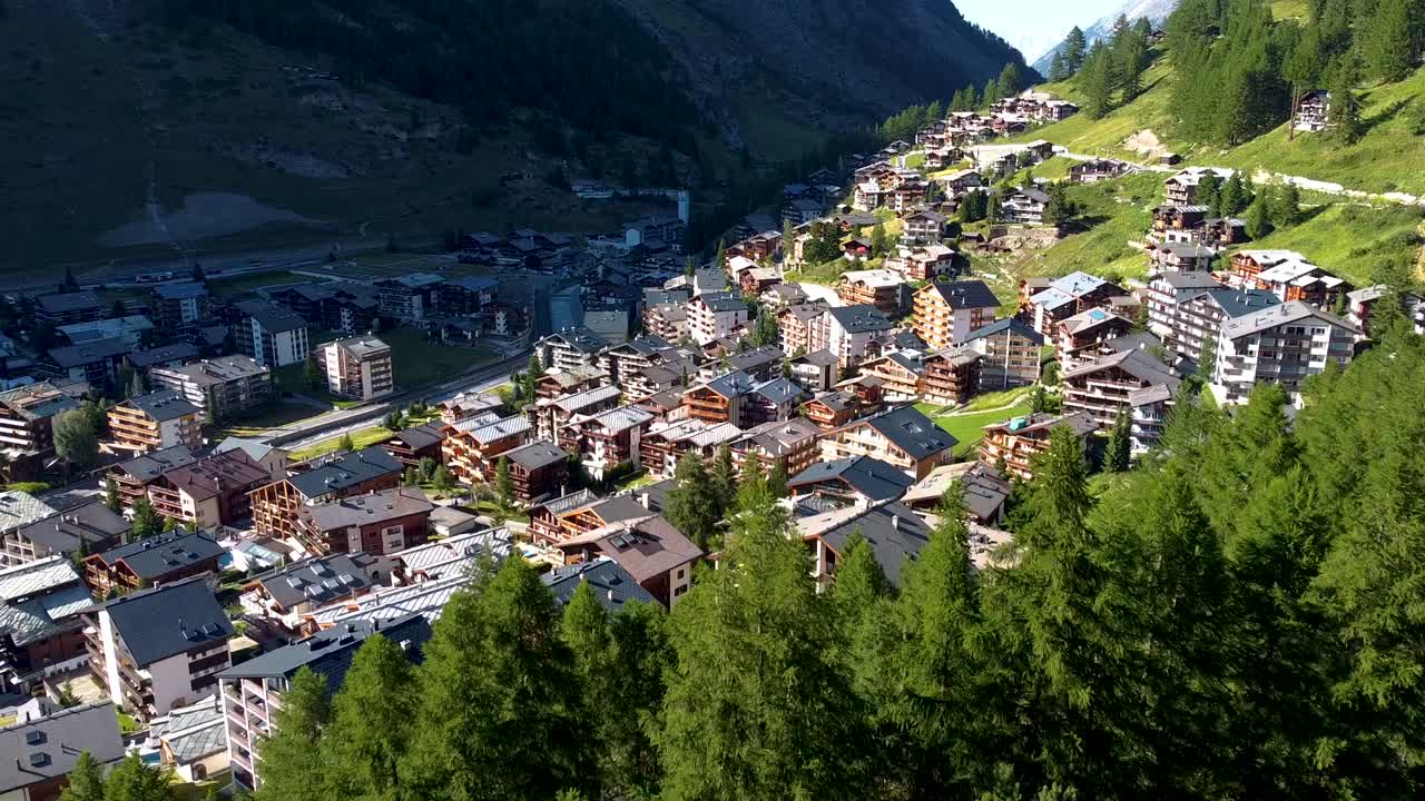 화창한 날, 공중 드론 뷰에서 밝고 생동감 있는 색상의 고급 마을 체르마트