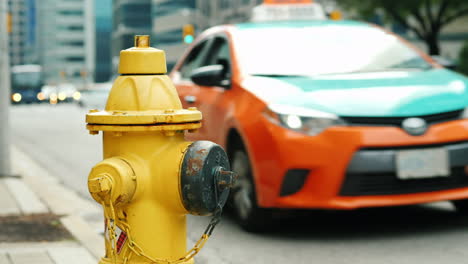 boca de incendios amarilla en toronto