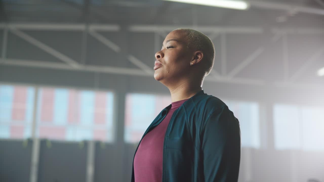 mujer haciendo ejercicio en el gimnasio