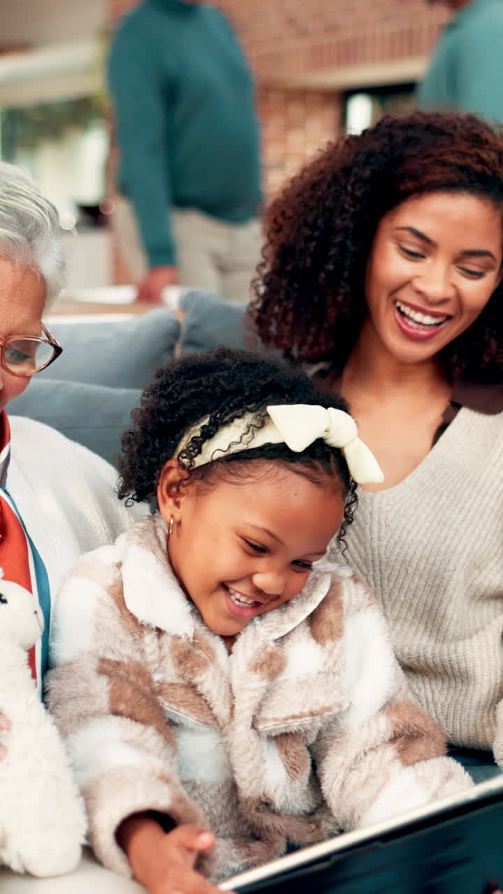 Tre generazioni di donne felici che si legano sul divano a casa
