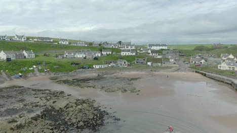 Una-Vista-Aérea-Del-Pueblo-De-Collieston-Desde-El-Mar-En-Un-Día-Nublado