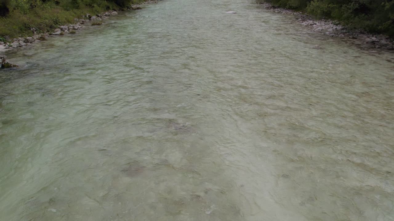 Ripresa aerea con panoramica verticale del famoso fiume Isonzo in Slovenia senza persone.