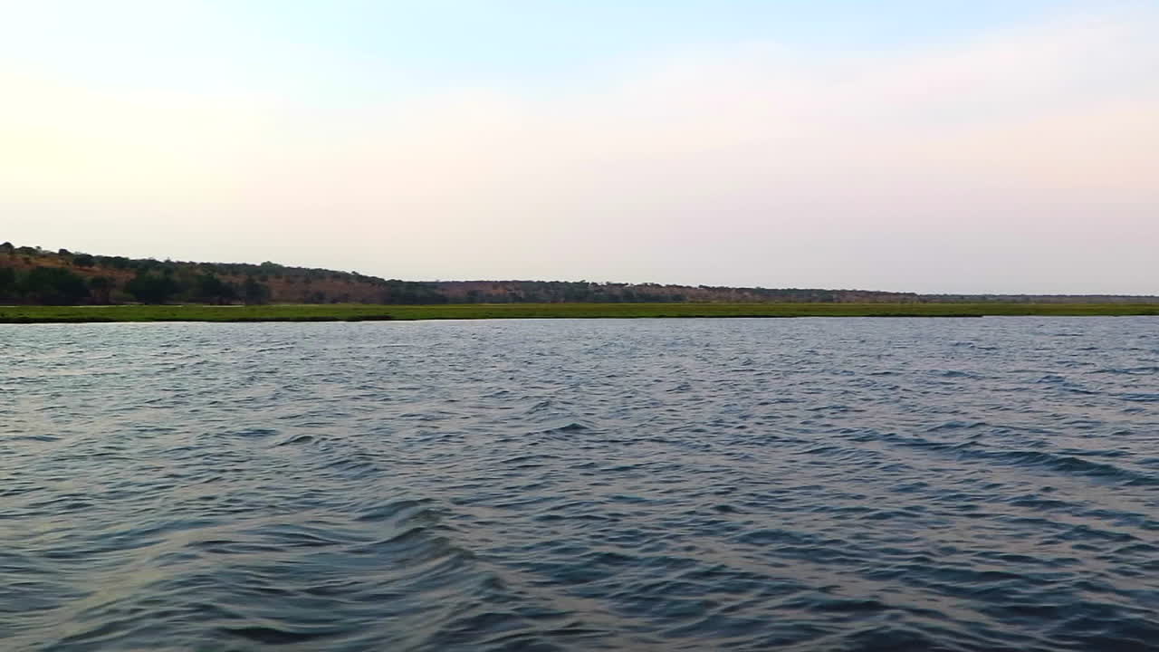 la vista del río chobe desde un pequeño bote dedicado a la fotografía
