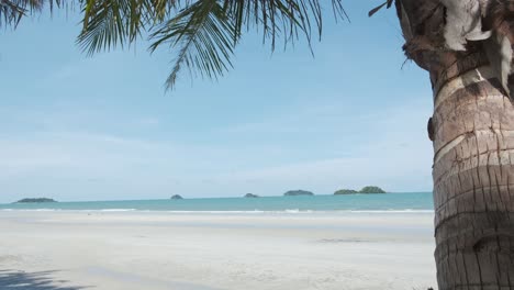 Playa-Tropical-De-Arena-Blanca-Con-Océano-E-Islas-Lejanas