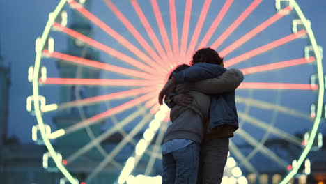 una pareja feliz abrazada en el centro de la ciudad, un hombre y una mujer divirtiéndose al aire libre.