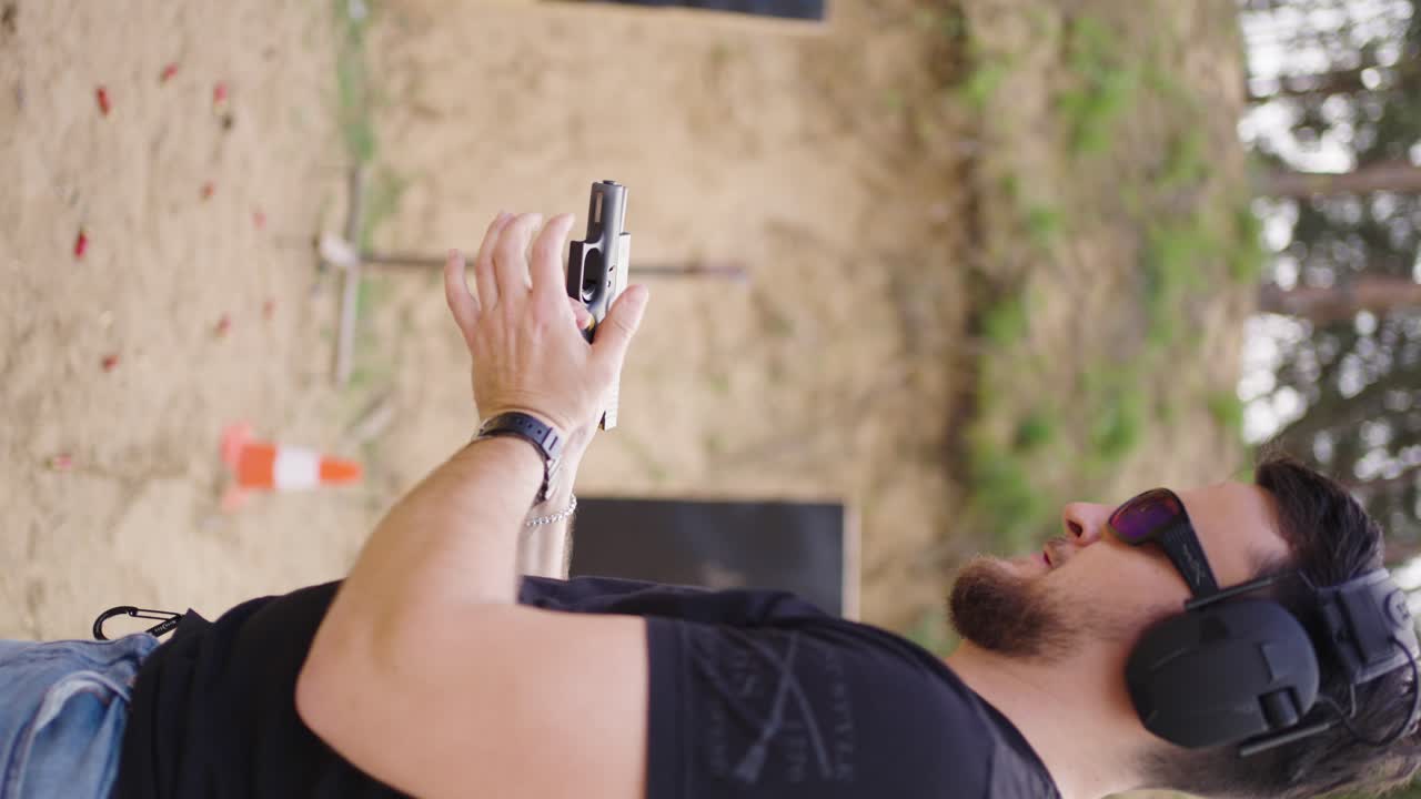 남성 사격자 다시 충전 권총, 총격 후 구 폭발, olesko 사격장