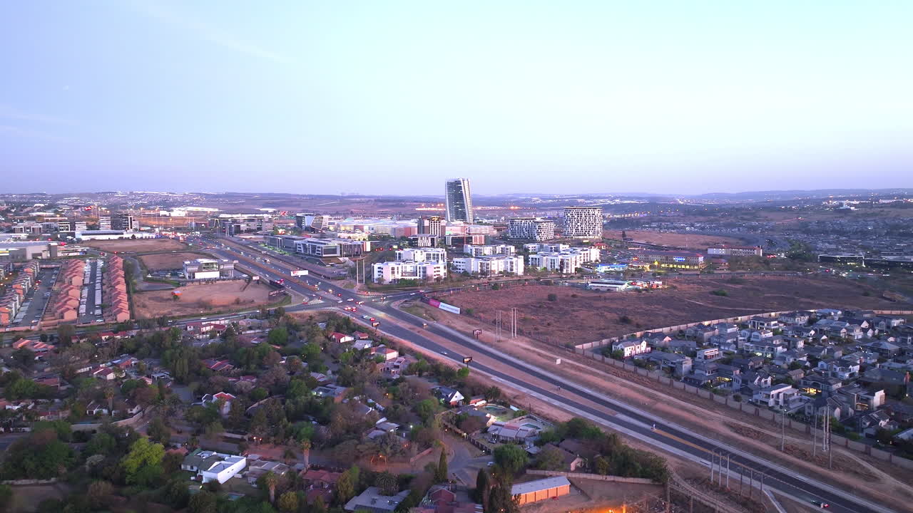 tomada panorámica de un nuevo barrio sudafricano en el anochecer de invierno