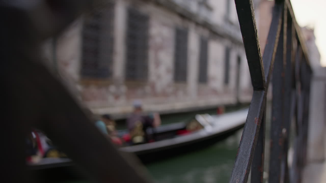 Voyage en gondole à travers les canaux de Venise