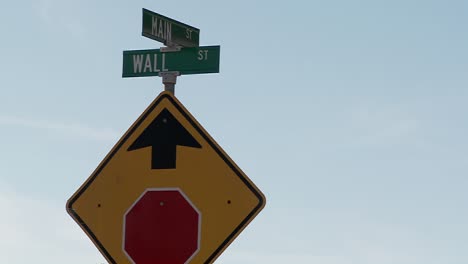 uma placa de rua indica a interseção das ruas principal e parede 6