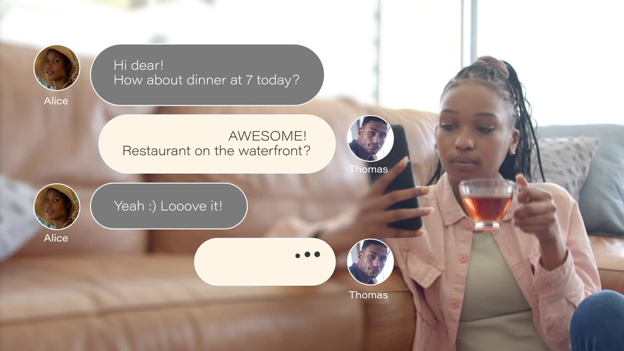 Unge kvinder, der sender sms'er på smartphones med chatboble-overlays