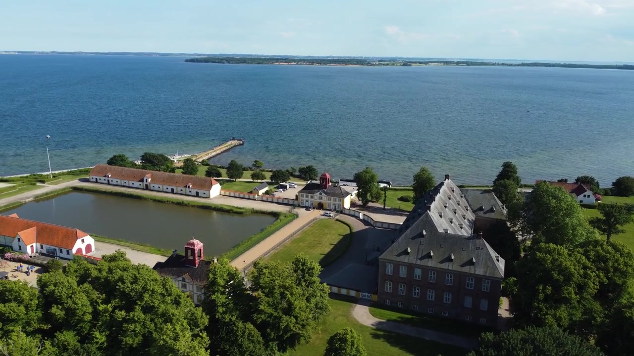 Historische Gebäude von Schloss Valdemar an der blauen Küste auf der Insel Tasinge, Dänemark, aus der Luft