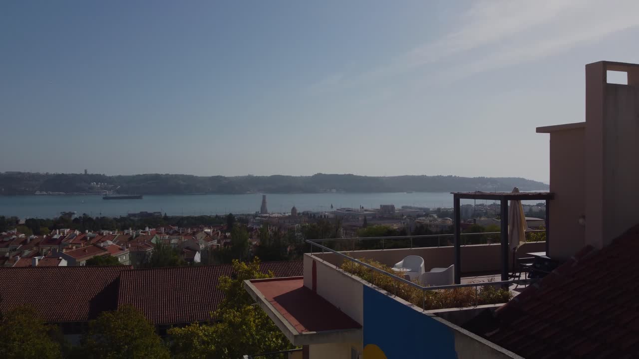 aéreo con vista panorámica de una zona residencial con superficie de agua y un barco flotante en ella
