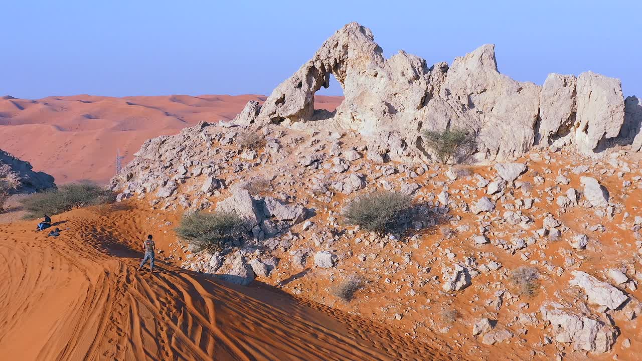 4k 드론 영상, 모래 파동과 함께 mleiha 사막의 화석 암석 고원의 공중 광경, 아랍에미리트의 모래 언덕 사막의 스핑크스의 지질적 풍경, 드론 비디오