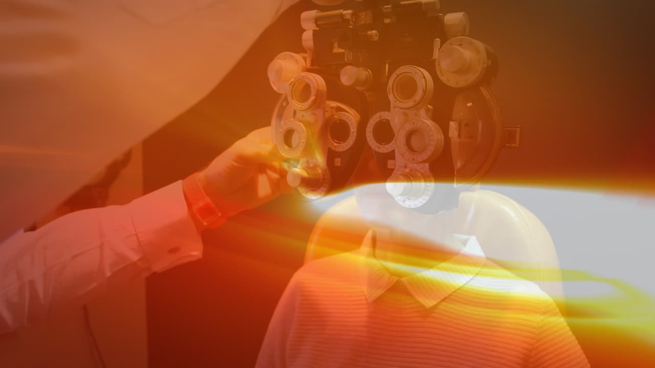 rayas de luz contra la mujer mayor haciendo comprobar sus ojos