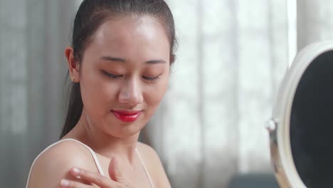 거울 앞 에서 메이크업 을 하는 여자