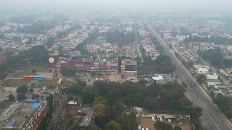 temprano en la mañana ciudad de punjab vista de pájaro mohali india disparo de drone niebla de invierno