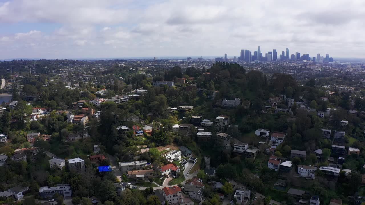 멀리 로스 앤젤레스 시내와 함께 실버 레이크의 언덕의 높고 넓은  ⁇  공중 촬영