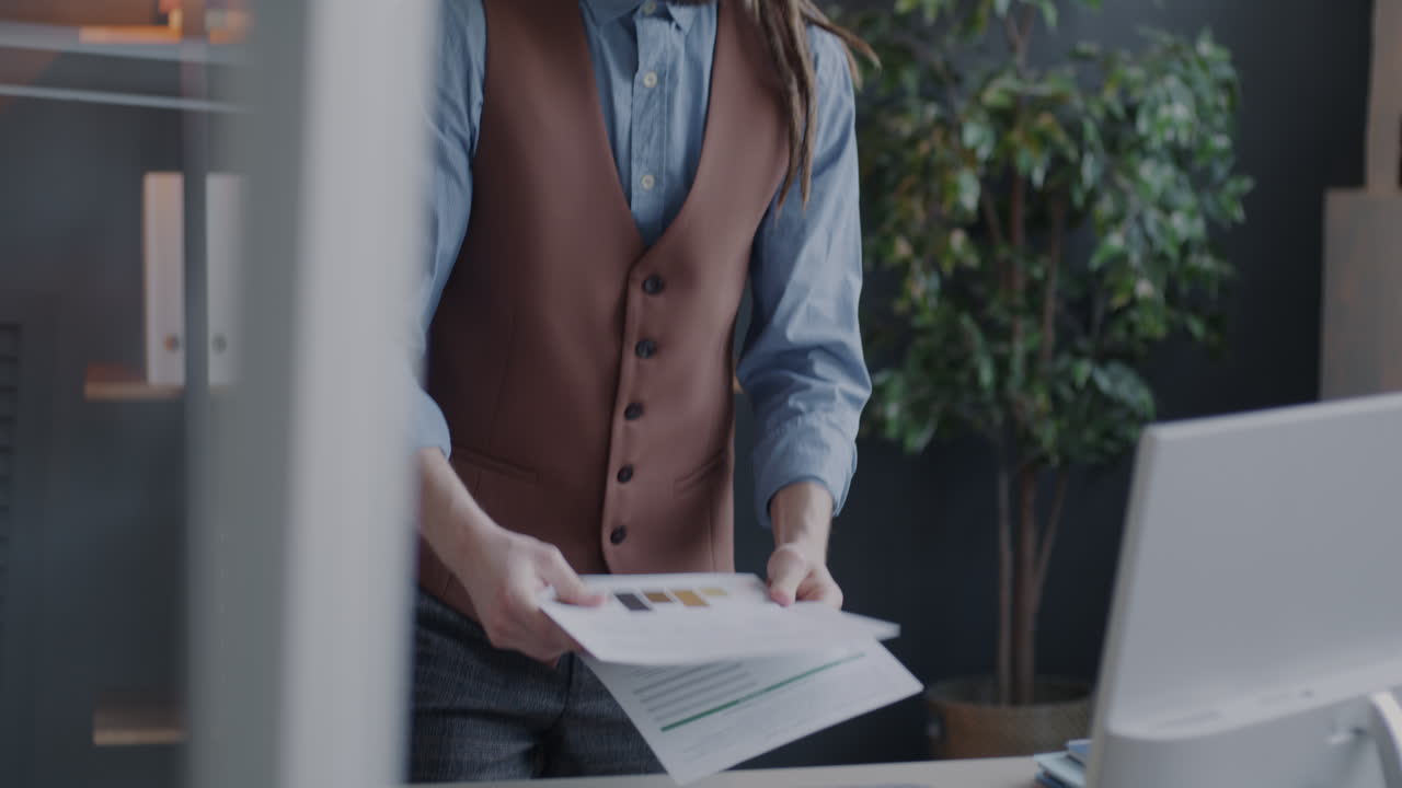 hombre de negocios revisando documentos en la oficina